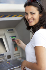 Fototapeta na wymiar Kobieta zbiera pieniądze z bankomatów