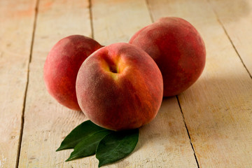 Pesche su tavolo di legno
