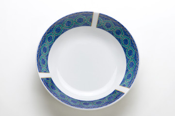 placa,plato de sopa  azul en fondo blanco