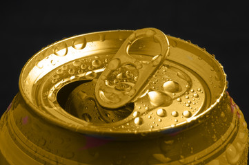 Lata de cerveza  abierta con anillo de cierre