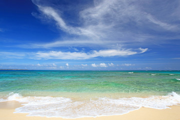 コマカ島の澄んだサンゴ礁の海と夏の空