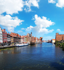 Fototapeta na wymiar zatoka, rzeka, zwykle i stare domy, miasto w Polsce, Gdańsk