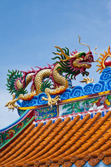Fototapeta premium dragon statue on the china temple roof