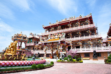 Fototapeta premium china temple and nice blue sky