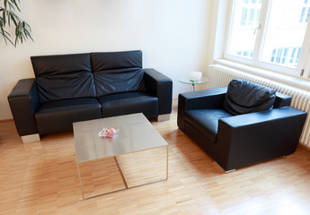 Ledercouch, Sessel und Tisch - Moderne Sitzecke