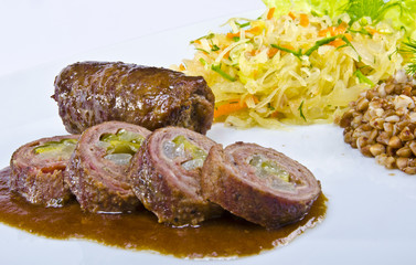 Kleine  Rinderrouladen mit Buchweizen und Sauerkraut