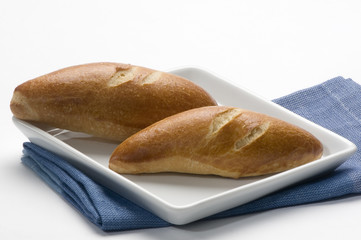 pan de trigo entero  en fondo blanco