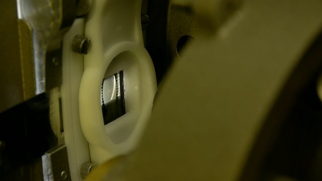 Filmprojektor wird gestartet (+Ton)