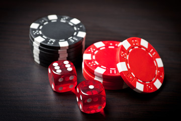 Zwei Würfel und haufen Pokerchips