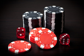 Haufen Pokerchips und zwei rote Würfel