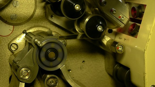 Filmprojektor wird gestartet (+Ton)