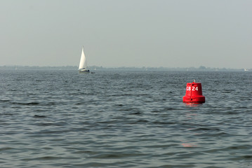 Segelboot mit Boje