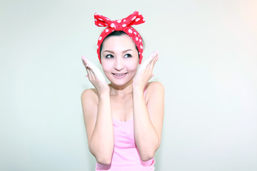 洗顔をして癒される女性