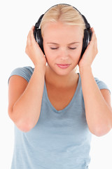 Naklejka premium Close up of a woman with headphones