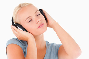 Naklejka premium Close up of a blond woman with headphones