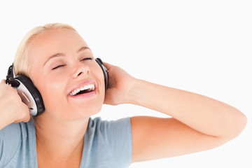 Naklejka premium Close up of a laughing woman with headphones