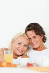 Obraz na płótnie Canvas Portrait of a smiling couple having breakfast