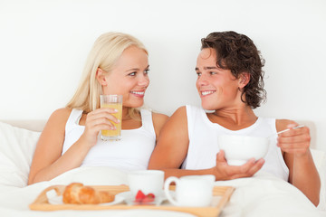 Obraz na płótnie Canvas Smiling couple having breakfast