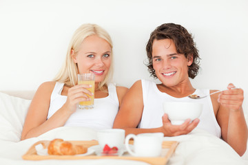 Obraz na płótnie Canvas Beautiful couple having breakfast