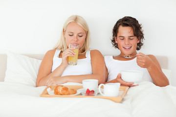 Obraz na płótnie Canvas Couple eating breakfast