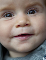 Portrait d'un bébé heureux