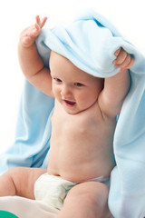 Fototapeta na wymiar Baby unter blauer Decke