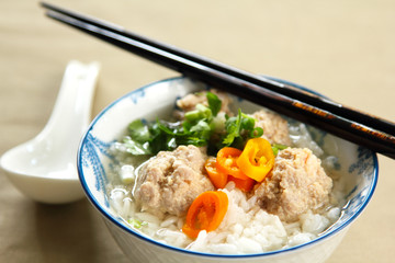 Rice soup with mince pork and prawn