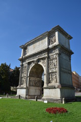 Fototapeta na wymiar Benevento - arch porównywalnie