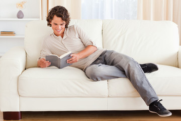Obraz premium Man reading a book