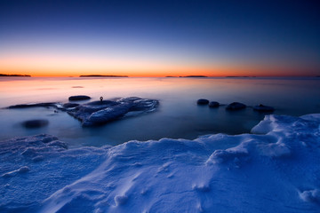 Fototapeta na wymiar Wschód słońca w zimowy poranek na zimno