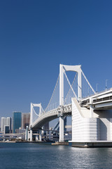東京港とレインボーブリッジ