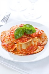 Pasta mit Tomatensoße und Basilikum
