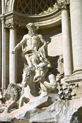 Naklejka premium Statues of Trevi fountain with seagull - Rome