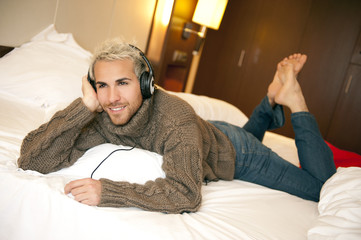 Obraz premium Man listening music