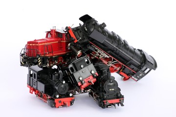 Modelleisenbahn Lokomotiven drunter und drüber geschmissen