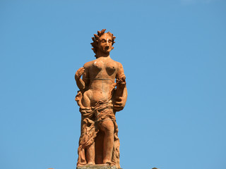 Fototapeta na wymiar Florencja - rze¼ba na dachu muzeum porcelany