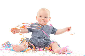 Baby mit Luftschlangen