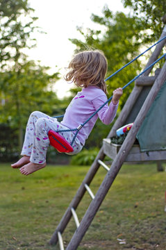 Enfant &agrave; la balan&ccedil;oire