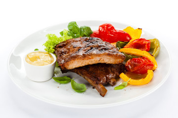 Tasty grilled ribs with vegetables