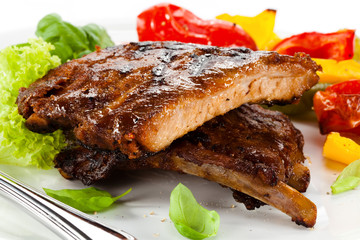 Tasty grilled ribs with vegetables