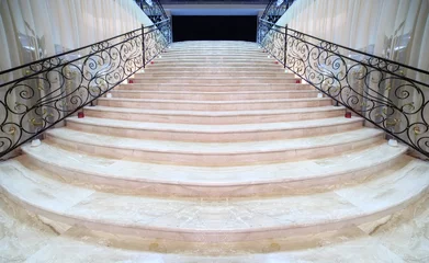 Cercles muraux Escaliers magnifique escalier en marbre clair avec garde-corps en métal orné