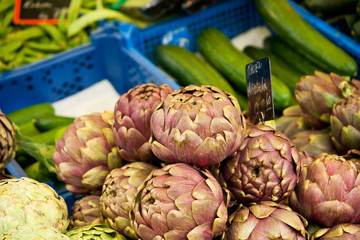 Obraz premium Freshly harvested artichokes on display at the farmers market