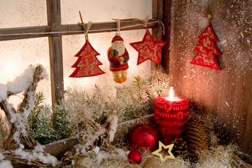 Dekoriertes Weihnachtsfenster mit Santa Claus
