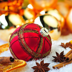 Rote glitzerne Weihnachtskugel