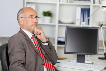 nachdenklicher geschäftsmann am computer
