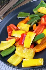 gegrilltes Paprikagemüse auf einer Pfanne