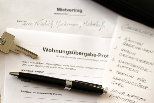 Mietvertrag, Wohnungs&uuml;bergabe-Protokoll, Schl&uuml;ssel und Stift