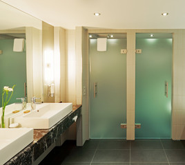 Badezimmer mit Doppelwaschtisch, Dusch- und WC-Abteil