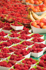 Etal de fruits rouges au marché