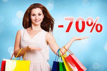 junge Frau zeigt -70% Angebot